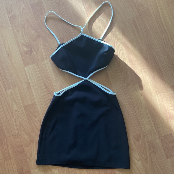 COPY - Black&white cutout halter dress - Picture 10 of 12